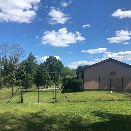 Fenced Yard Chalets From Good Dog Vacations At Big Valley Resort Sciota Bagian luar foto