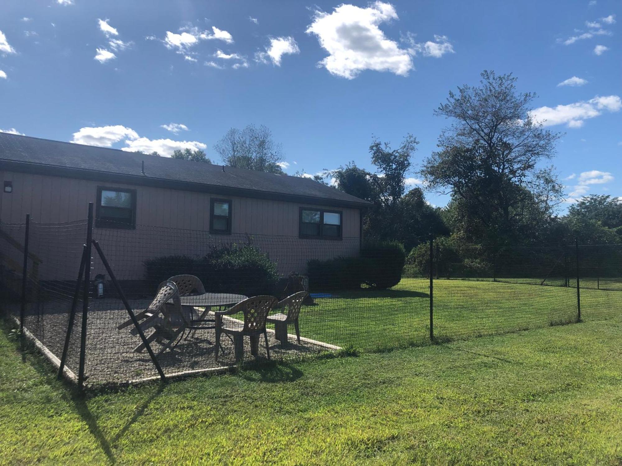 Fenced Yard Chalets From Good Dog Vacations At Big Valley Resort Sciota Bagian luar foto