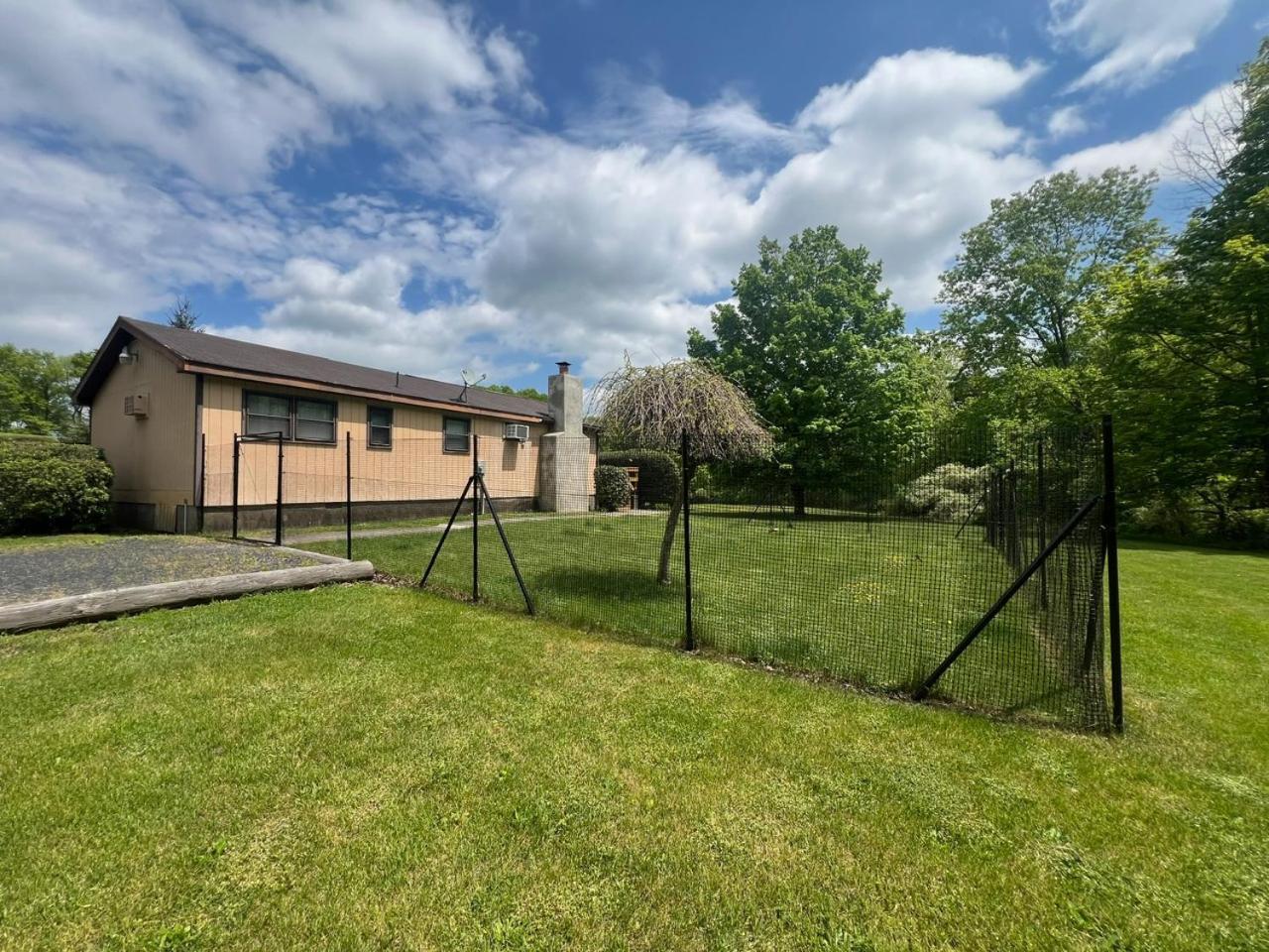Fenced Yard Chalets From Good Dog Vacations At Big Valley Resort Sciota Bagian luar foto