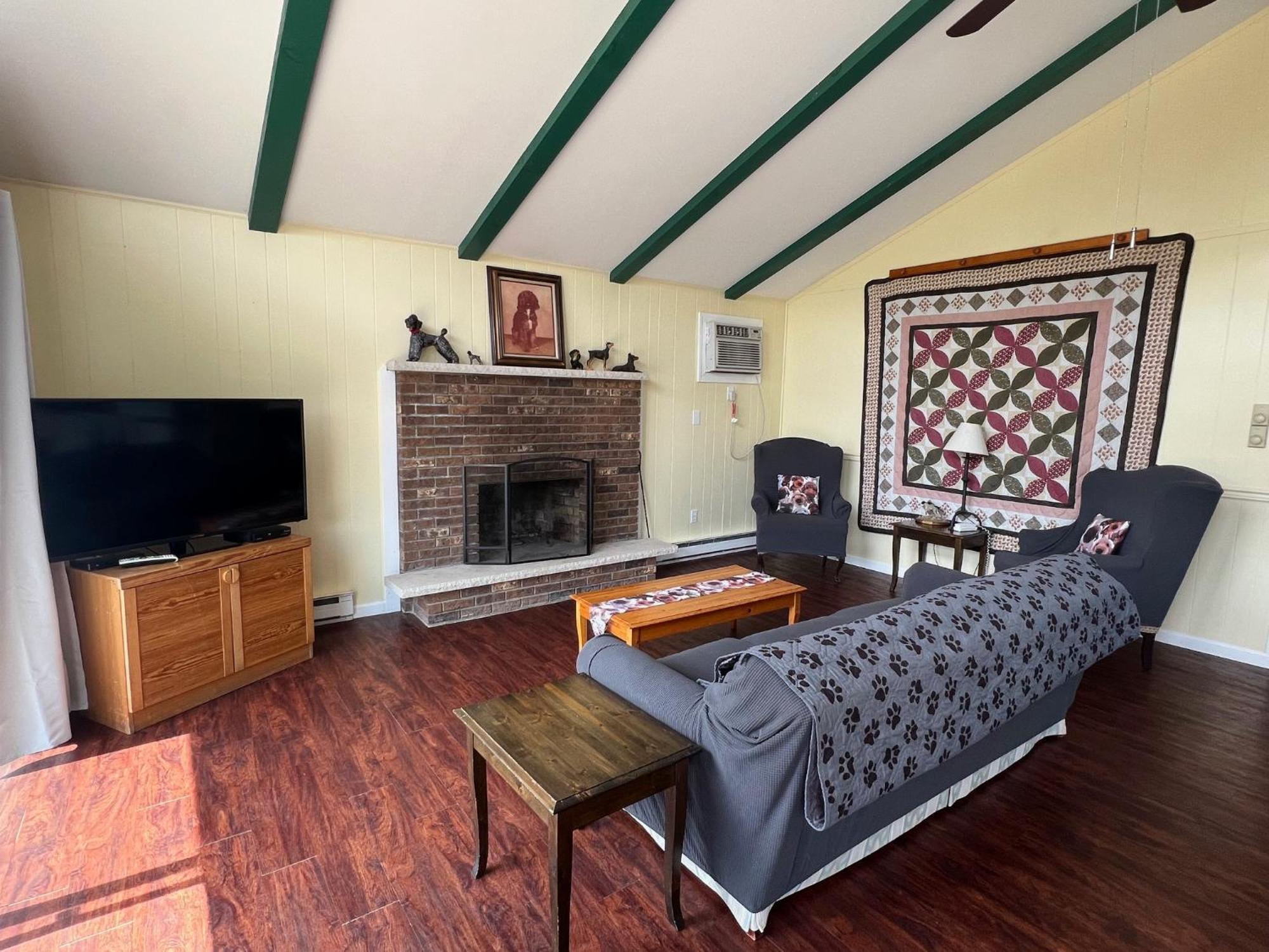 Fenced Yard Chalets From Good Dog Vacations At Big Valley Resort Sciota Bagian luar foto
