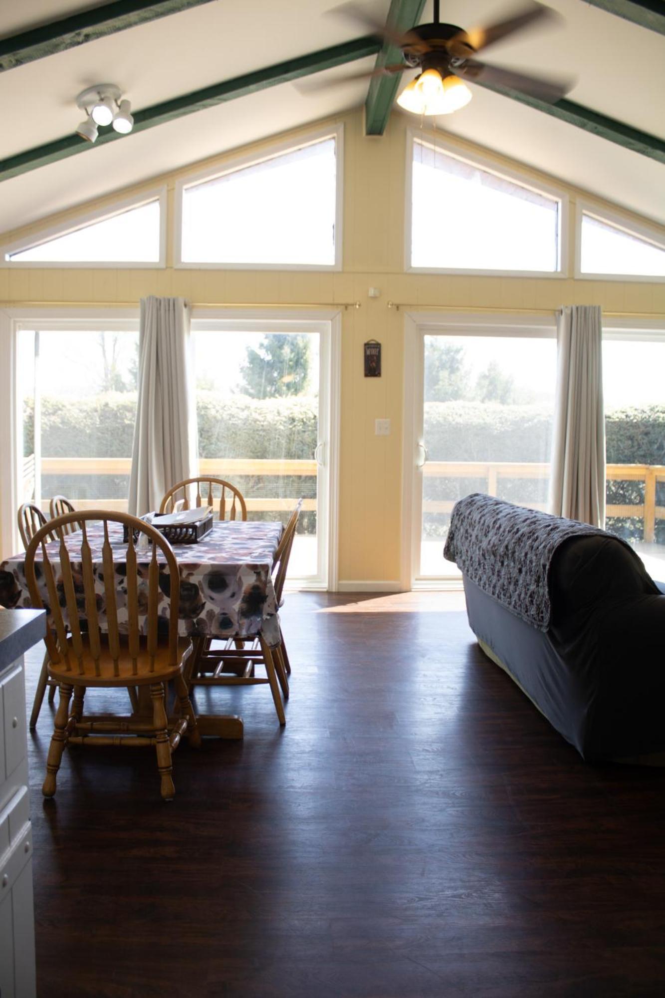 Fenced Yard Chalets From Good Dog Vacations At Big Valley Resort Sciota Bagian luar foto