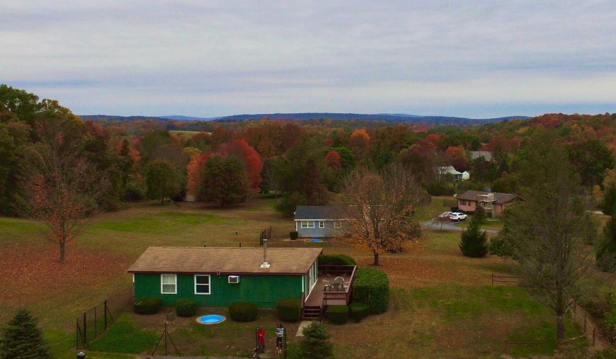 Fenced Yard Chalets From Good Dog Vacations At Big Valley Resort Sciota Bagian luar foto